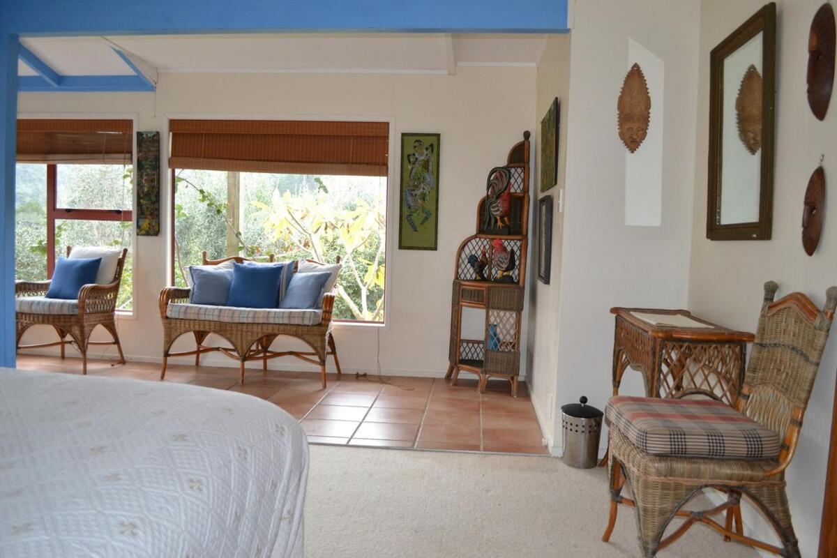 Great Barrier Oasis Lodge Tryphena Экстерьер фото